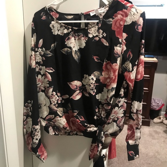 Socialite Tops - Floral blouse Socialite Tops - Floral blouse